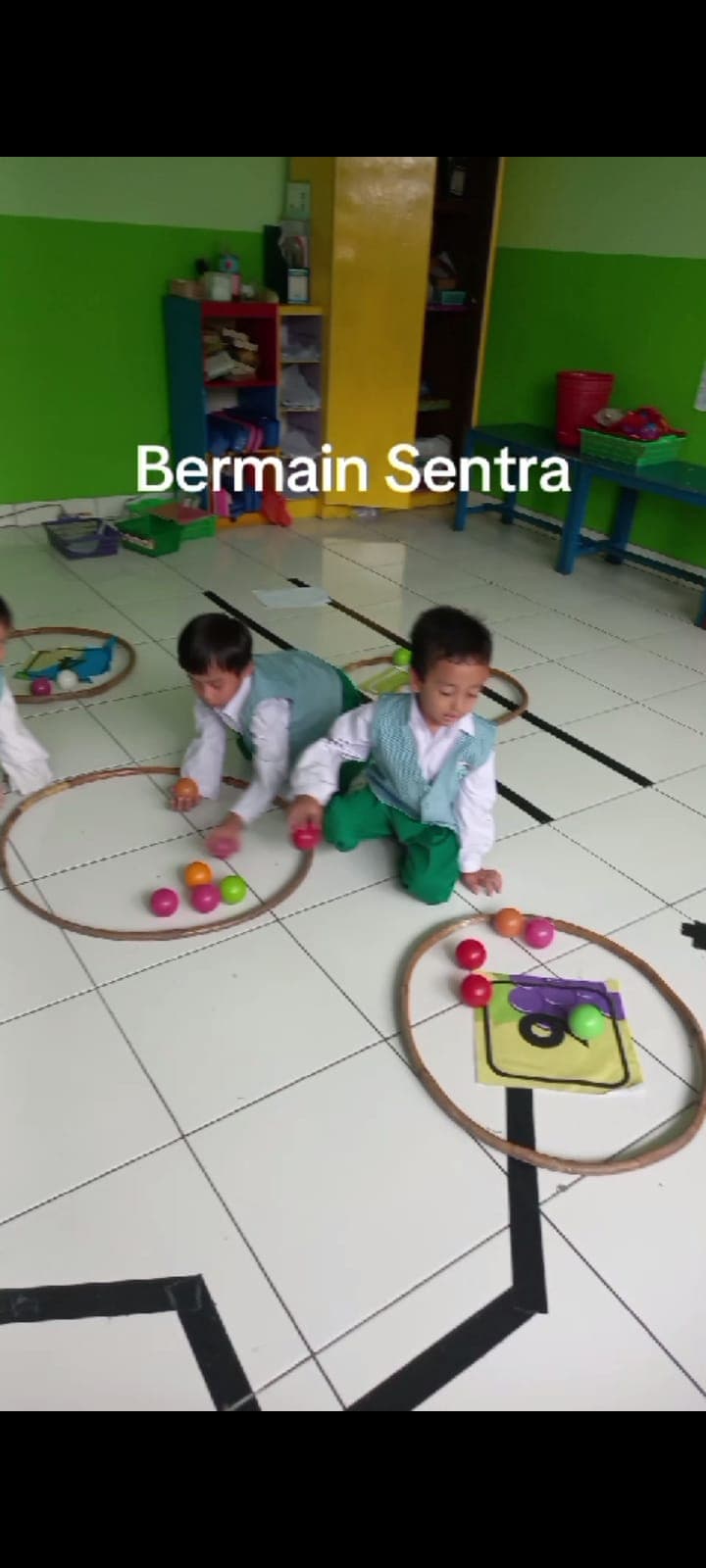 Anak bermain di playgroup